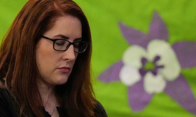 ¿Por qué el forense lo clasifica como homicidio?