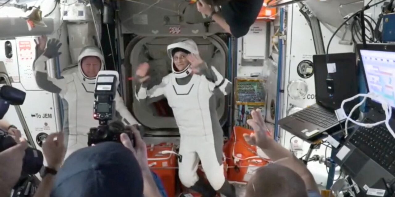 Los astronautas de la NASA que estuvieron varados 9 meses en el espacio regresan en una nave de SpaceX