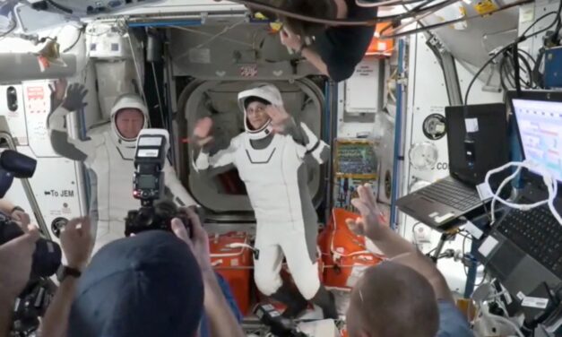 Los astronautas de la NASA que estuvieron varados 9 meses en el espacio regresan en una nave de SpaceX