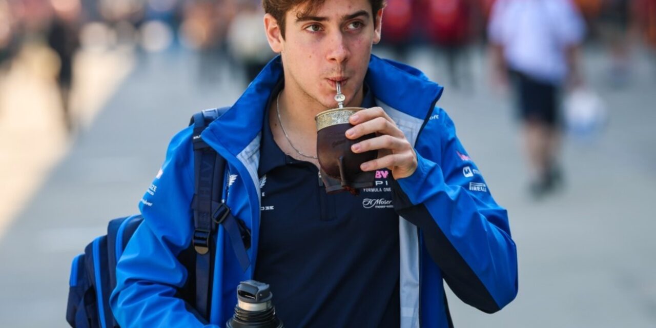 Franco Colapinto, el chico del momento en los boxes del GP de China, con su termo dedicado a Messi y la Selección Argentina