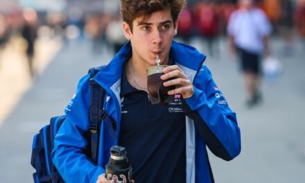 Franco Colapinto, el chico del momento en los boxes del GP de China, con su termo dedicado a Messi y la Selección Argentina