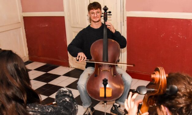 El joven violonchelista inglés Charlie Woodhouse ha conquistado el corazón de sus alumnos sanjuaninos
