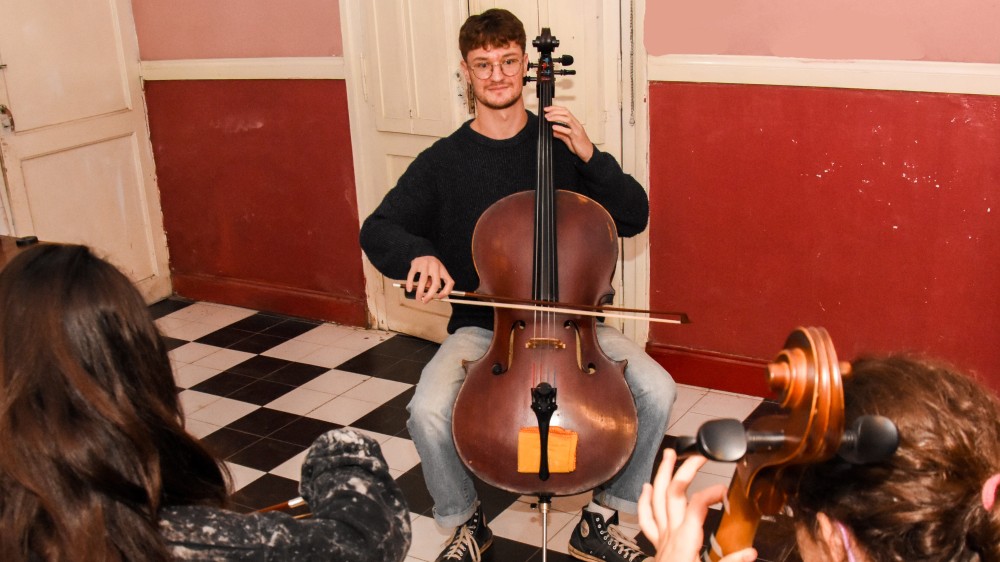 El joven violonchelista inglés Charlie Woodhouse ha conquistado el corazón de sus alumnos sanjuaninos