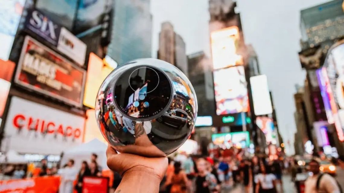 Worldcoin renueva su polémica apuesta: busca masificar su sistema de verificación y llegar a mil millones de usuarios