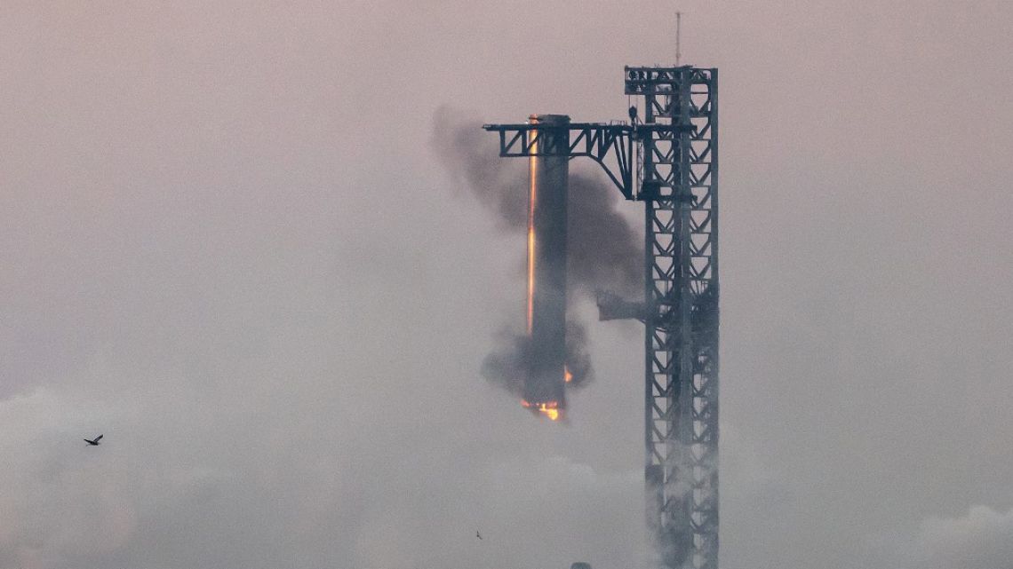 Colosal hazaña de Elon Musk: logró «recuperar» uno de los gigantescos impulsores del Starship