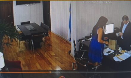 Un video muestra al ex senador Edgardo Kueider contando fajos de dólares cuando era secretario del ex gobernador K Gustavo Bordet