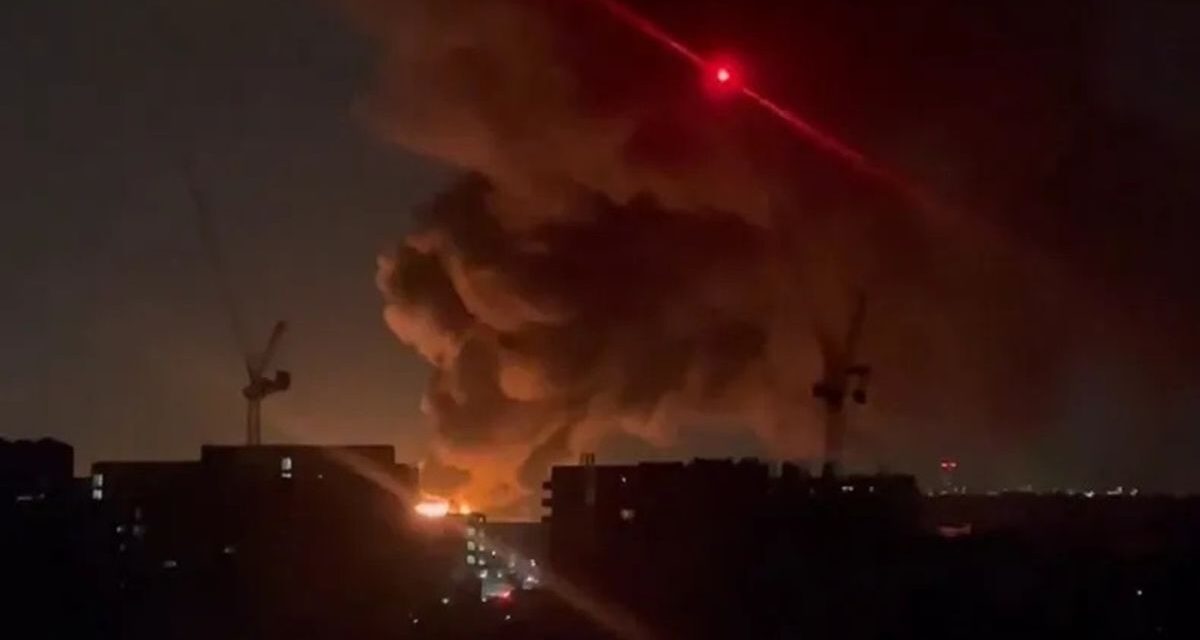 Un feroz incendio en una estación eléctrica de Londres paralizó al aeropuerto principal de la ciudad