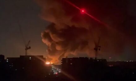 Un feroz incendio en una estación eléctrica de Londres paralizó al aeropuerto principal de la ciudad