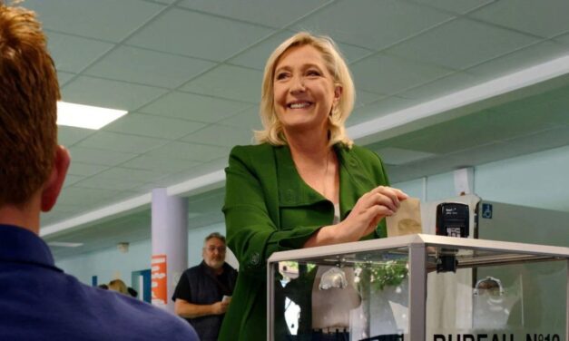 Condenan a Marine Le Pen por desvío de fondos del Parlamento Europeo y compromete su candidatura a la presidencia