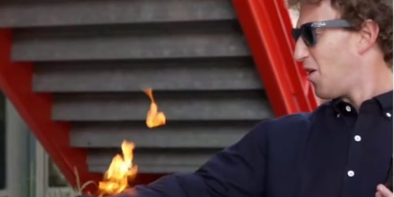 Mark Zuckerberg como héroe de acción