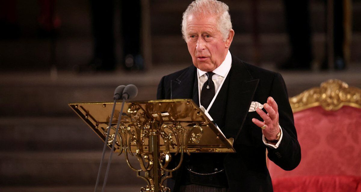 Internaron nuevamente al rey Carlos III por efectos de su tratamiento contra el cáncer