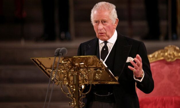 Internaron nuevamente al rey Carlos III por efectos de su tratamiento contra el cáncer