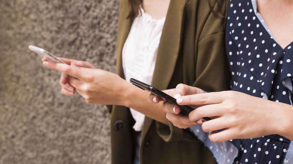 ¿Los teléfonos escuchan tus conversaciones para publicidad? Un informe filtrado reveló la verdad