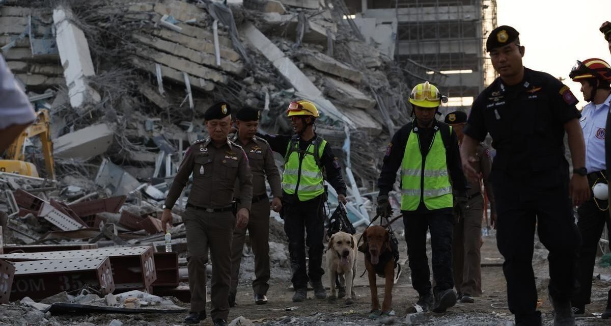 Más de 1.000 muertos y al menos 2.300 heridos tras un brutal terremoto que provocó el derrumbe de varios edificios