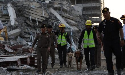 Más de 1.000 muertos y al menos 2.300 heridos tras un brutal terremoto que provocó el derrumbe de varios edificios