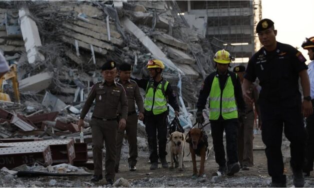 Más de 1.000 muertos y al menos 2.300 heridos tras un brutal terremoto que provocó el derrumbe de varios edificios