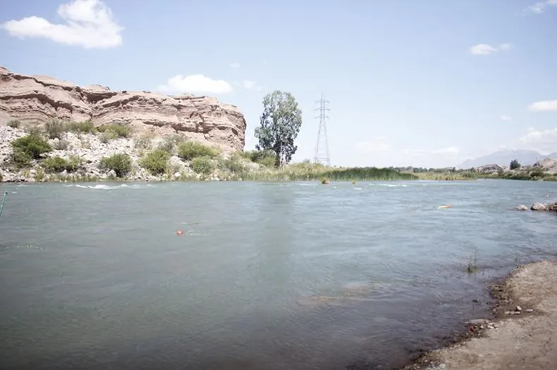 <div class="volanta-custom" style="
                color: #444;
                font-size: 0.8rem;
                font-weight: 600;
                line-height: 1.1;
                margin-bottom: 6px;
                text-transform: uppercase;
                letter-spacing: 0.3px;
                text-align: left;
            ">grave</div><div class="post-title-custom" style="text-align: left;">Una adolescente cayó desde una tirolesa en Rivadavia y está hospitalizada: Investigan el hecho</div>