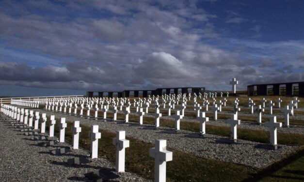 Malvinas: los detalles del plan para concluir la identificación de los soldados enterrados en las islas | La exumación de una tumba clave y el trabajo con drones