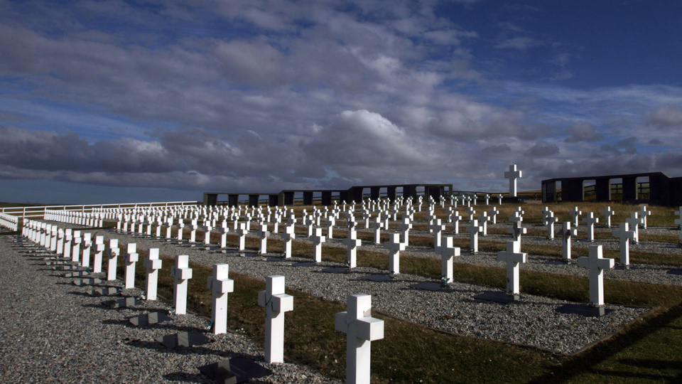 Malvinas: los detalles del plan para concluir la identificación de los soldados enterrados en las islas | La exumación de una tumba clave y el trabajo con drones
