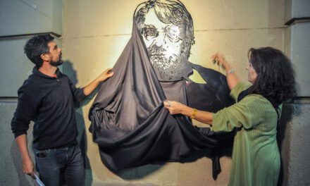 Osvaldo Bayer, una imagen que se sigue multiplicando | La Facultad de Filosofía de la UBA inauguró una réplica de la obra destruída