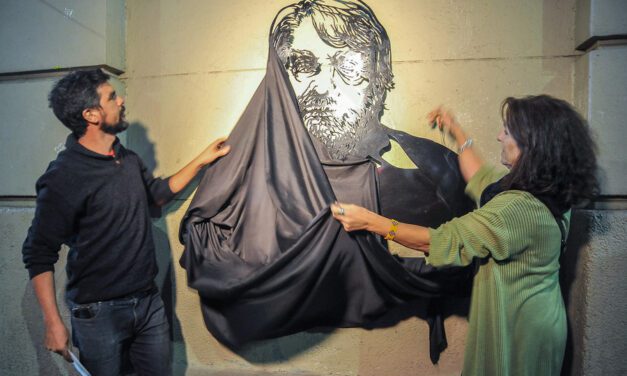 Osvaldo Bayer, una imagen que se sigue multiplicando | La Facultad de Filosofía de la UBA inauguró una réplica de la obra destruída