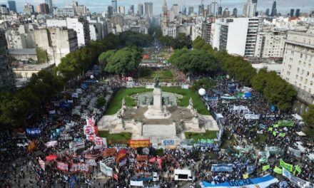 Masiva marcha frente al Congreso, sin represión y con la CGT.