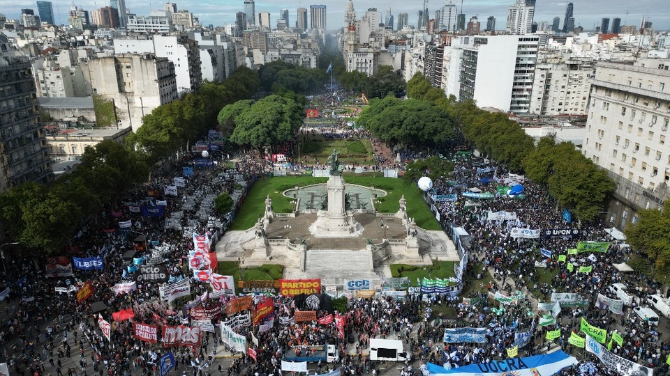 Masiva marcha frente al Congreso, sin represión y con la CGT.