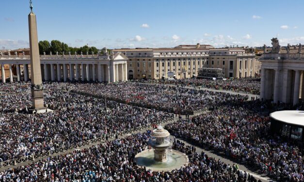 Una despedida popular al estilo de Francisco | Más de 200 mil personas colmaron la plaza de San Pedro en el Vaticano