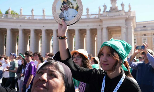 “Adiós padre, maestro y poeta» | La voz de los fieles en la plaza de San Pedro