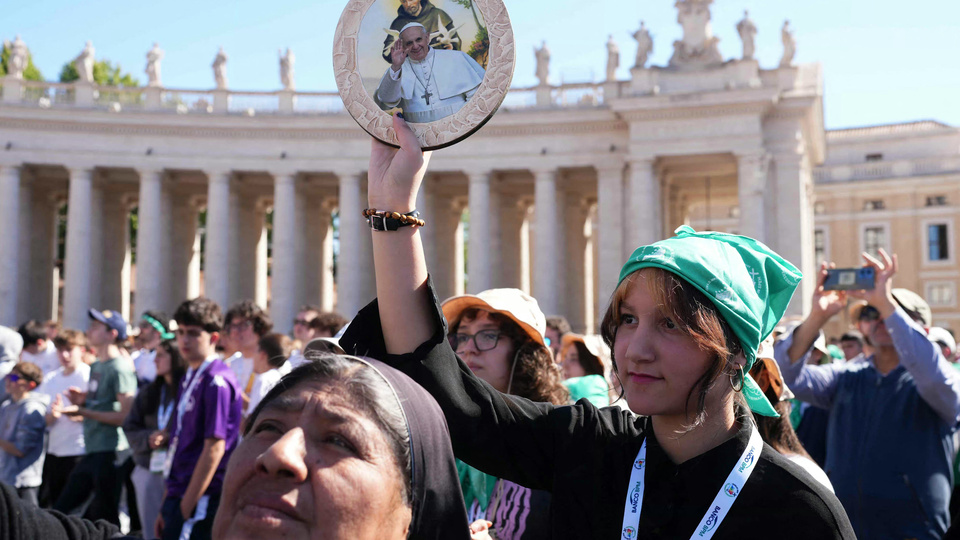 “Adiós padre, maestro y poeta» | La voz de los fieles en la plaza de San Pedro