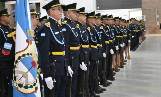 Cambio de abanderados y jerarquías en la Escuela de Seguridad: Un acto cargado de emoción y compromiso