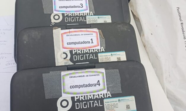 Reventaron una escuela en Santa Lucía, se llevaron notebooks y la policía los agarró de inmediato