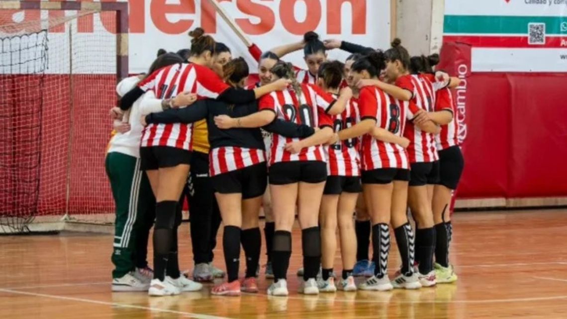 Las jugadoras de handball de Estudiantes denunciaron que fueron filmadas mientras se bañaban