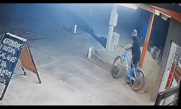 Impresionantes imágenes: Se robó una bicicleta y quedó escrachado en un video
