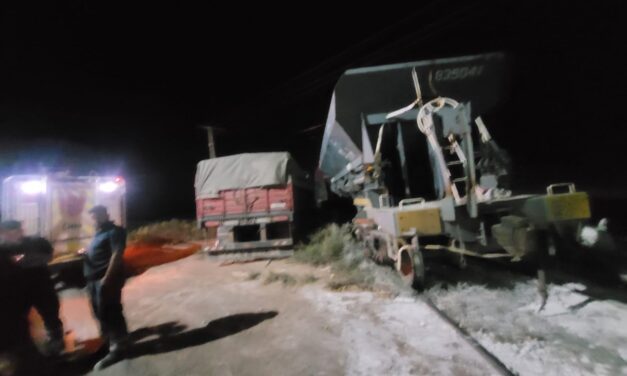 Chocaron un tren y un camión en Tupelí