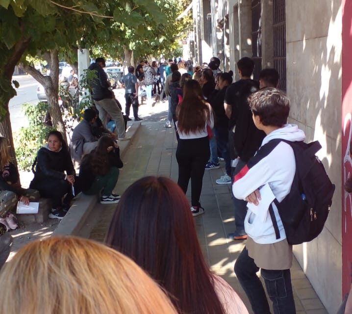 «Una vergüenza»: Crece el malestar por la mala atención en el trámite de la credencial de transporte
