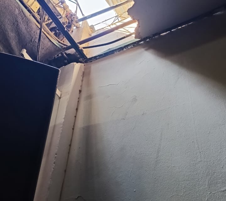 ¡Boquetero al acecho! Reventó el techo de un restaurante para robar y terminó cazado en plena fuga
