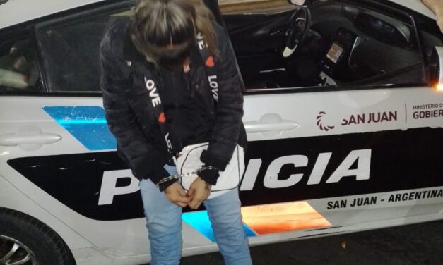Capturan a dos mujeres tras robo en tienda del microcentro de San Juan