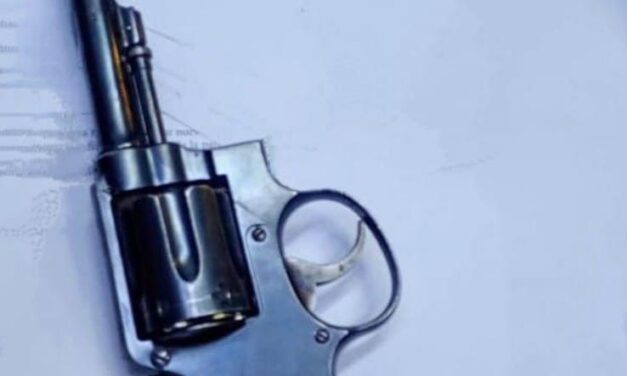 Sujeto portaba arma sin documentación en plena vía pública