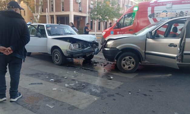 Choque frontal en pleno centro: Al menos dos vehículos involucrados