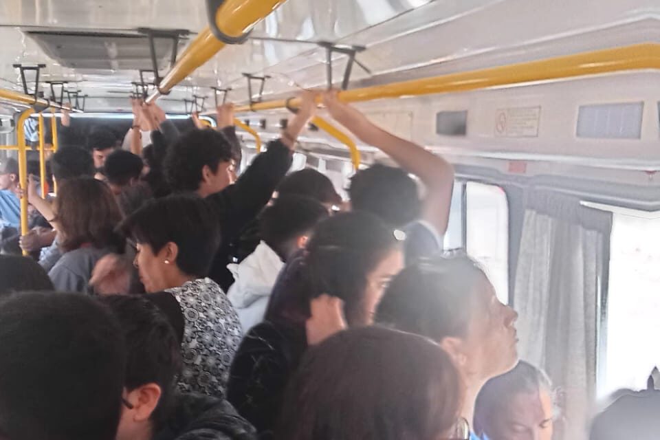 Padres y alumnos tomaron una escuela en Iglesia por el colapso del transporte público