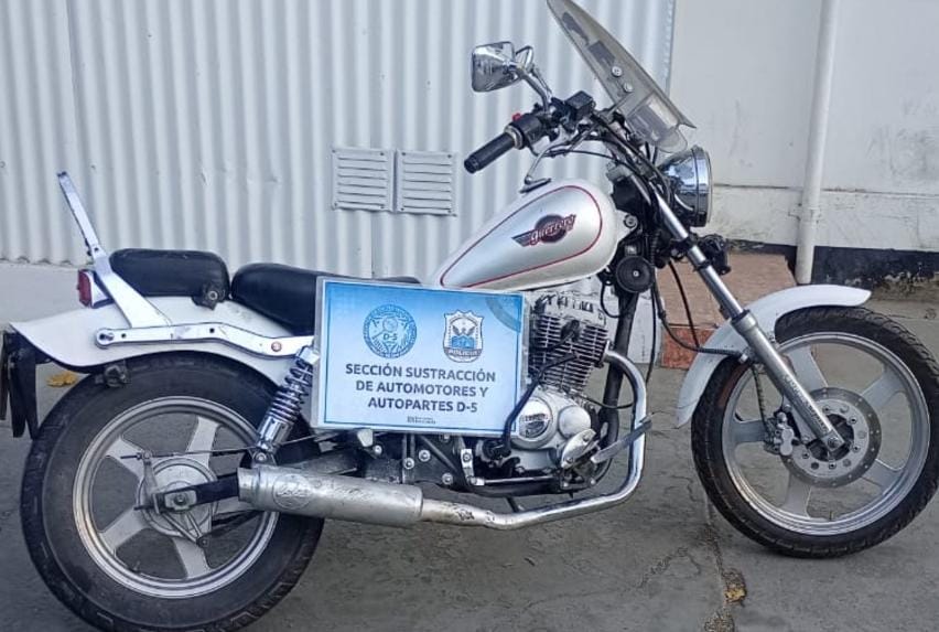 Secuestro de tres motocicletas con pedidos de captura y documentación adulterada