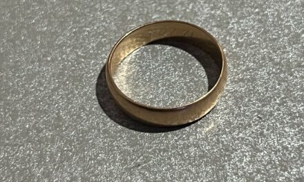 <div class="volanta-custom" style="
                color: #444;
                font-size: 0.8rem;
                font-weight: 600;
                line-height: 1.1;
                margin-bottom: 6px;
                text-transform: uppercase;
                letter-spacing: 0.3px;
                text-align: left;
            ">¡INSÓLITO EN SANTA LUCÍA!</div><div class="post-title-custom" style="text-align: left;">Pidió bolsas para guano… ¡y terminó robando un anillo de oro!</div>