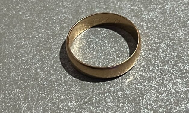 Pidió bolsas para guano… ¡y terminó robando un anillo de oro!