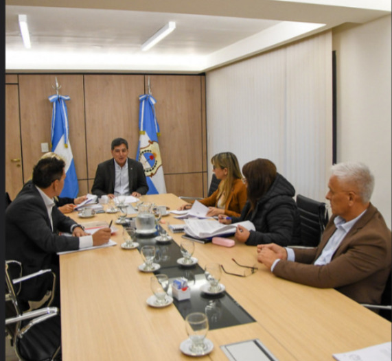 Avanzan proyectos clave: San Juan refuerza la salud y la educación con acuerdos positivos