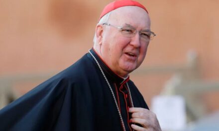 La plegaria del camarlengo Kevin Farrell al papa Francisco antes del traslado a la Basílica de San Pedro