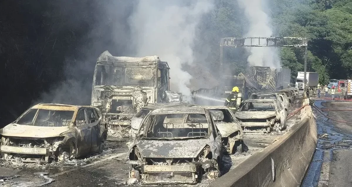 Un camión cisterna volcó, provocó una explosión masiva y destruyó 25 autos