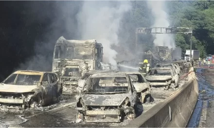 Un camión cisterna volcó, provocó una explosión masiva y destruyó 25 autos