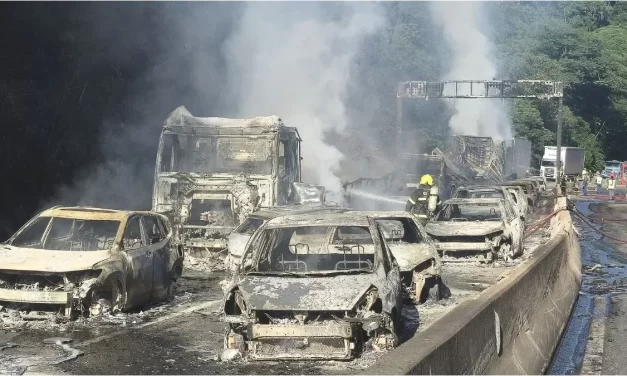 Un camión cisterna volcó, provocó una explosión masiva y destruyó 25 autos