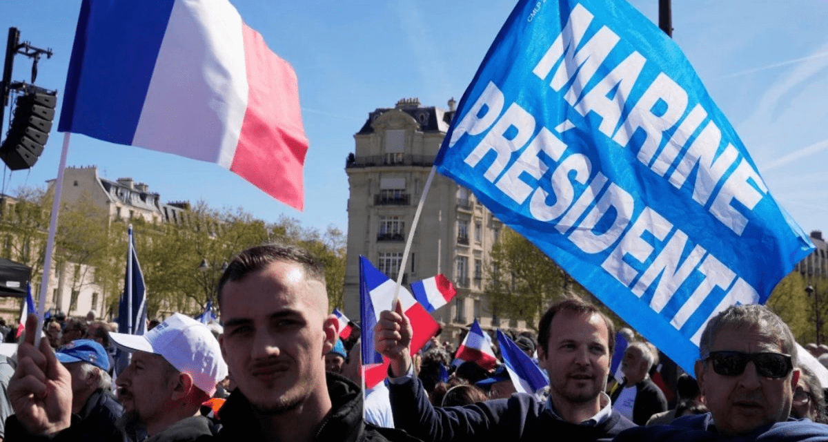 Marine Le Pen participó de la protesta contra su inhabilitación política en Francia